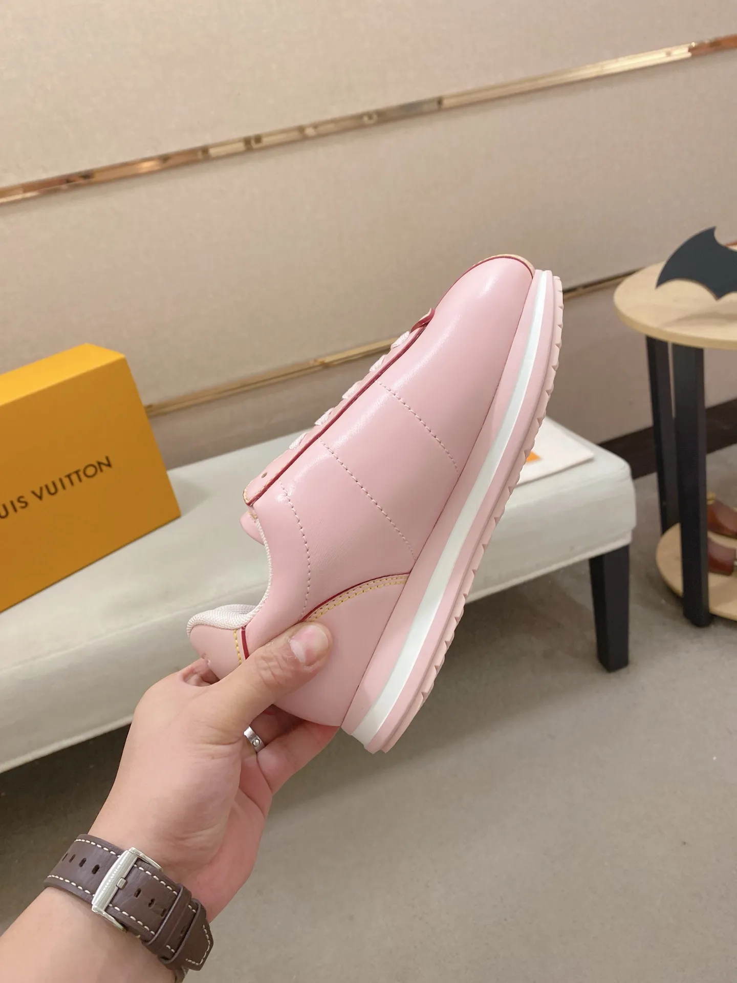 Men's shoes💰: Couple style 700💰LOUIS VUITTON Footint Soccer sneakers‼ ️ The top version, the same sneakers for LV couples. You will look fashionable when you wear them. This Footint Soccer sneaker was unveiled in the 2025 spring and summer series fashion show. The tongue is embellished with the Lvers United badge inspired by the football team. The rubber sole of the foot is decorated with multiple Louis Vuitton logos. The original latest packaging. Fabric: original imported cowhide. Lining: original imported breathable mesh. Foot pad: original injection molding pad. Outsole: original molded T combination outsole. Size: 35-45.